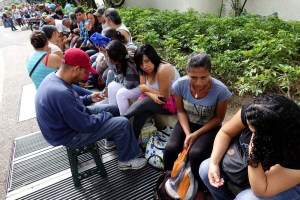 Venezolanos pasan sus días libres en colas para comprar productos regulados