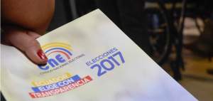 Ecuatorianos reflexionan su voto y CNE pule detalles para comicios