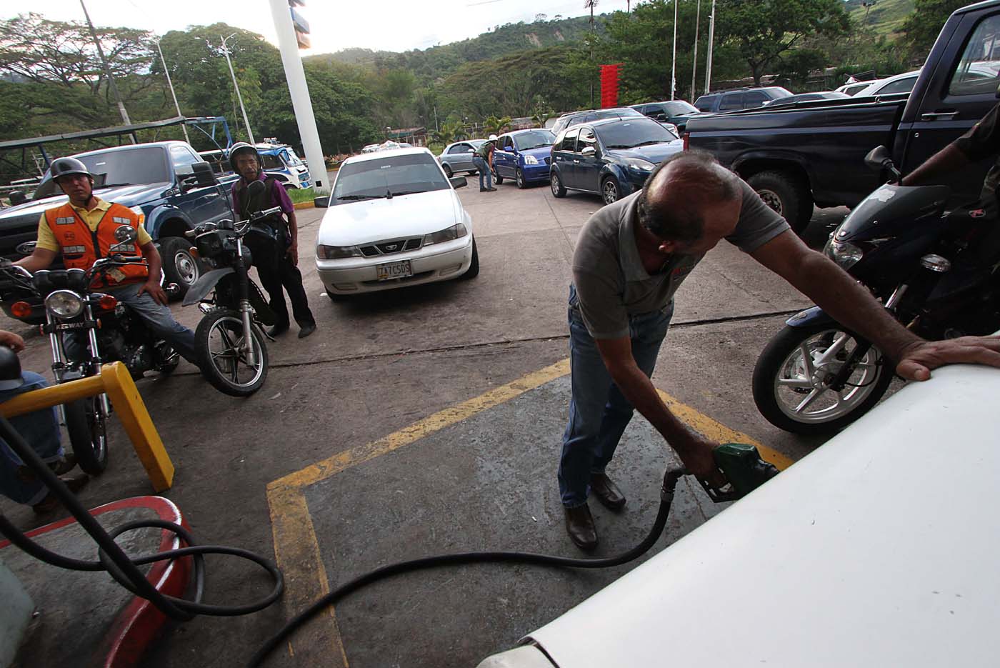 Prohíben a militares y policías permitir paso preferencial para surtir gasolina en Táchira