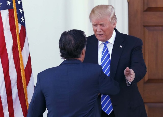 El presidente electo Donald Trump saluda a Mitt Romney a su llegada al Trump National Golf Club Bedminster, en Bedminster, Nueva Jersey, el sábado 19 de noviembre del 2016. (AP Foto/Carolyn Kaster)