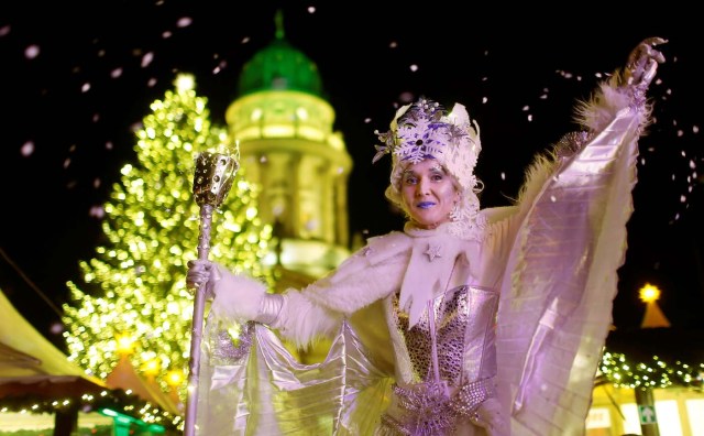 An artist dressed as Ice Queen poses at the opening of the Christmas market at Gendarmenmarkt square in Berlin, Germany November 21, 2016. REUTERS/Hannibal Hanschke