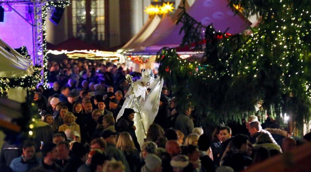 People visit the opening of the Christmas market at Gendarmenmarkt square in Berlin, Germany November 21, 2016. REUTERS/Hannibal Hanschke