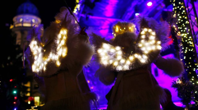 Artists dressed as Christmas Angels pose at the opening of the Christmas market at Gendarmenmarkt square in Berlin, Germany November 21, 2016. REUTERS/Hannibal Hanschke