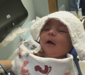 ¡Una belleza! Intenta no sonreír mientras miras a este bebé disfrutar de un lavado de cabeza (Video)