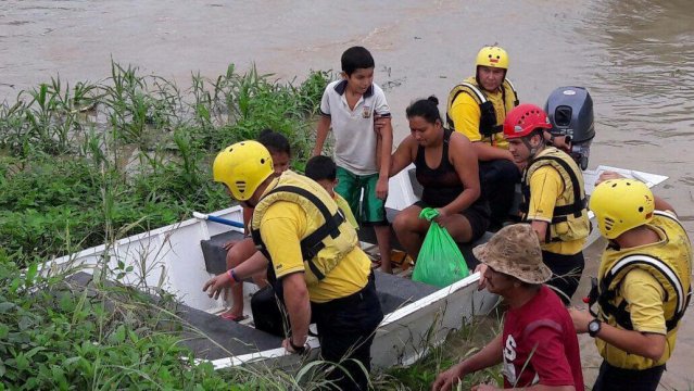 People are evacuated from their homes as Storm Otto approaches in Barra de Colorado, Costa Rica, November 23, 2016, in this handout photo provided by the Ministry of Public Security. Ministry of Public Security/Handout via Reuters ATTENTION EDITORS - THIS IMAGE HAS BEEN SUPPLIED BY A THIRD PARTY. IT IS DISTRIBUTED, EXACTLY AS RECEIVED BY REUTERS, AS A SERVICE TO CLIENTS. FOR EDITORIAL USE ONLY. NO RESALES. NO ARCHIVES.