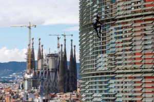 El  Spiderman francés escala de nuevo la torre Agbar de Barcelona (fotos)
