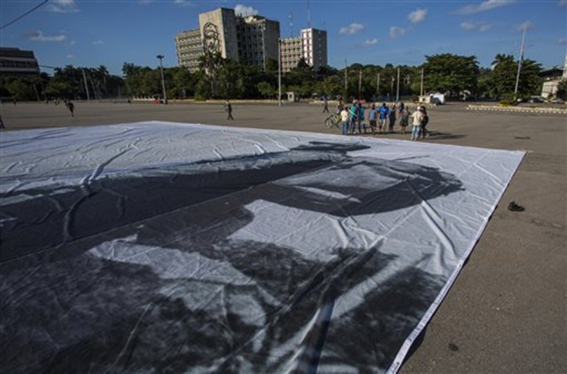 Trabajadores preparan una imagen gigante del líder cubano Fidel Castro que será colgada del edificio de la Biblioteca Nacional de Cuba en La Habana, el domingo 27 de noviembre de 2016. El gobierno declaró nueve días de duelo nacional por la muerte de Castro. (AP Foto/Desmond Boylan)