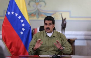 Maduro dolariza el turismo: Firma convenio cambiario para cobrar en dólares servicios públicos y privados