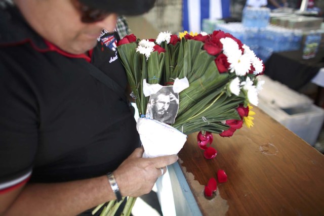 Los cubanos se reúnen para rendir homenaje a Fidel Castro en La Habana, Cuba. 29 de noviembre de 2016.Una caravana con las cenizas del líder cubano Fidel Castro partirá el miércoles desde La Habana, en un recorrido de cuatro días a lo largo de toda la isla para brindar el último adiós al hombre que gobernó por casi medio siglo erigiendo un régimen comunista a escasos kilómetros de su enemigo ideológico, Estados Unidos. REUTERS/Alexandre Meneghini