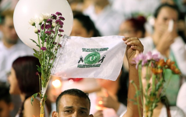 BOG10. MEDELLÍN (COLOMBIA), 30/11/2016.- Asistentes rinden homenaje al equipo de fútbol Chapecoense hoy, miércoles 30 de noviembre de 2016, en Medellín (Colombia). Miles de personas abarrotaron esta noche el estadio Atanasio Girardot de Medellín para rendir un homenaje póstumo al equipo de fútbol brasileño Chapecoense, la mayoría de cuya plantilla pereció en el accidente aéreo del pasado lunes cuando se dirigían a esta ciudad del noroeste de Colombia. EFE/MAURICIO DUEÑAS CASTAÑEDA