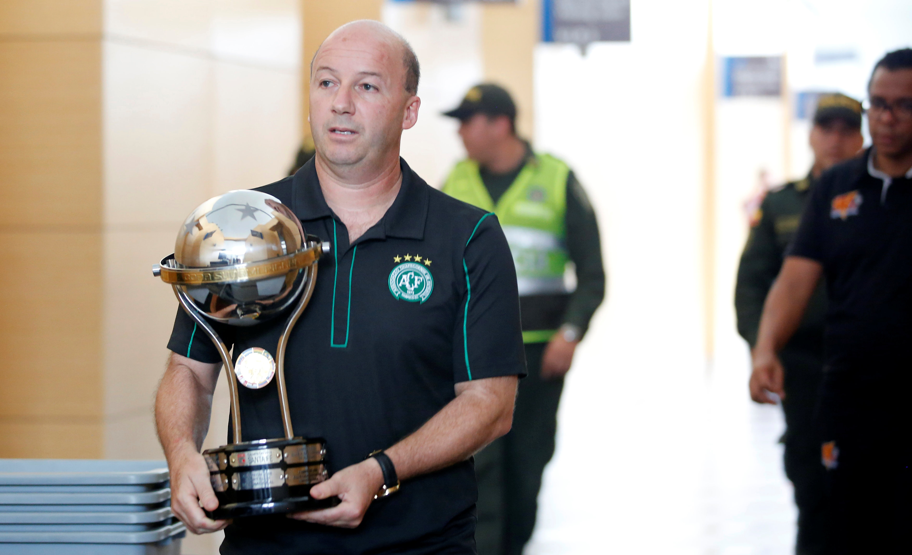 El campeón de la Sudamericana 2015 entrega réplica del trofeo al Chapecoense
