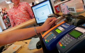 Gobierno anula 150 puntos de pago con tarjeta por escasez de efectivo