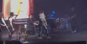 El momento más tierno de Alejandro Sanz con su hijo Dylan sobre el escenario (Video)