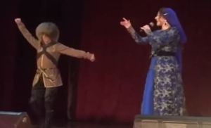 Bailarín muere sobre el escenario y la cantante siguió el show como si nada (VIDEO)