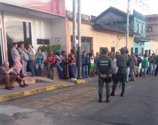 Kilométricas colas en Táchira para depositar billetes de Bs. 100