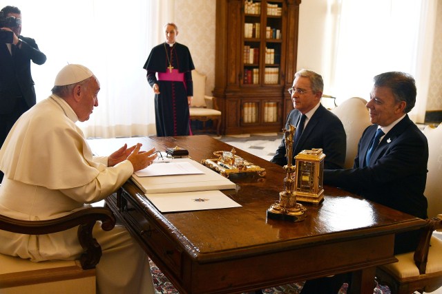 Pope Francis (L) meets Colombia's President Juan Manuel Santos (R) and former president Alvaro Uribe (C) at the Vatican December 16, 2016. REUTERS/Vincenzo Pinto/Pool