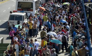 Venezolanos desesperados por falta de billetes viejos y nuevos