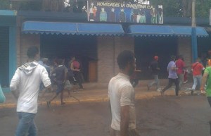 Tensa situación en Santa Elena de Uairén: Reportan robos a comercios (Video + Fotos)