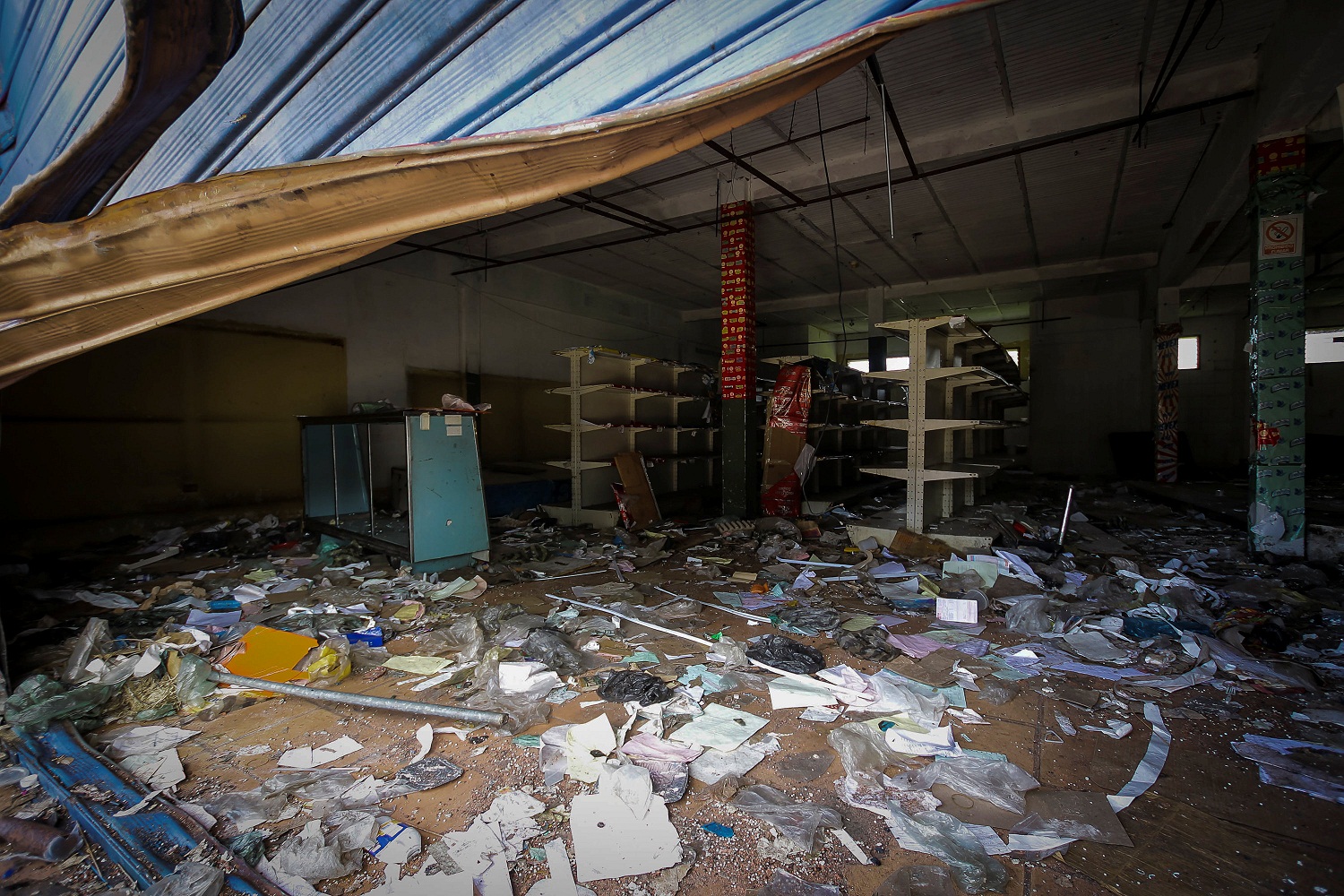 Devastados quedaron los comercios en Ciudad Bolívar tras saqueos (Fotos)