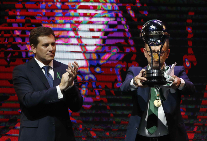 El Chapecoense recibió oficialmente la Copa Sudamericana  (Fotos)