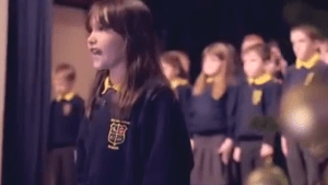 Una niña autista sorprendió con su voz extraordinaria al interpretar “Aleluya” (VIDEO)