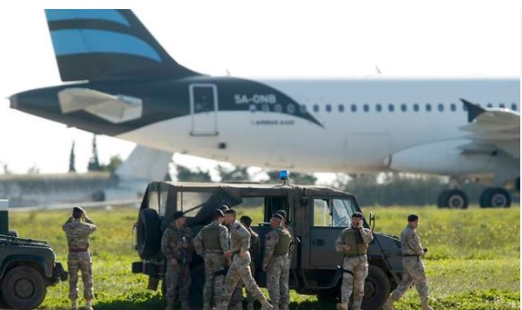 Los secuestradores del avión libio se entregan a la policía en Malta