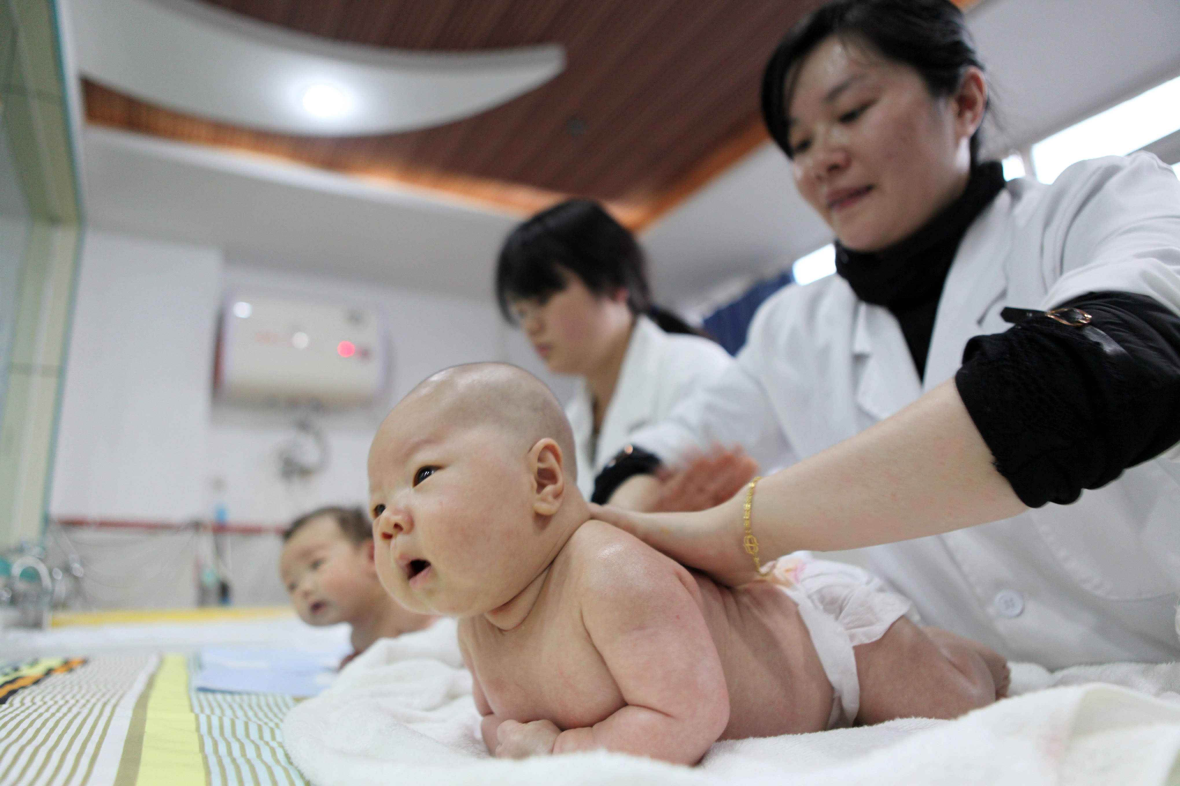 China aprueba la primera ley para proteger su medicina tradicional