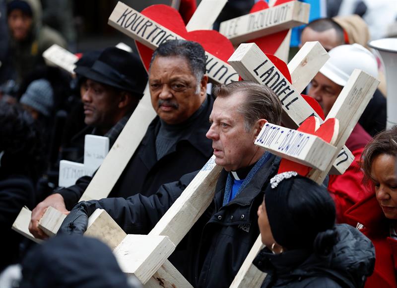 Con cientos de cruces blancas marchan en Chicago contra la violencia