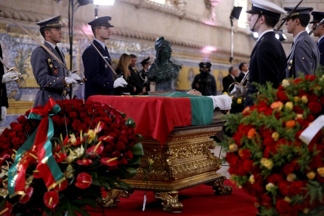 The coffin of Mario Soares, former President and Prime Minister of Portugal, is guarded by army personnel at Jeronimos Monastery in Lisbon, Portugal January 9, 2017. REUTERS/Antonio Cotrim/POOL