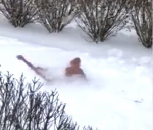 Equipo de natación en Georgia aprovechan la nieve para nadar (Video)