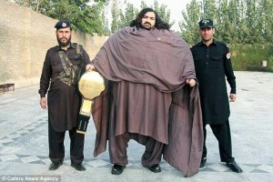 El “Hercu … lote” de Pakistán pesa media tonelada y tiene 25 años (Fotos +WTF)