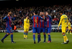 Suárez y Messi impulsan al Barcelona al segundo puesto liguero
