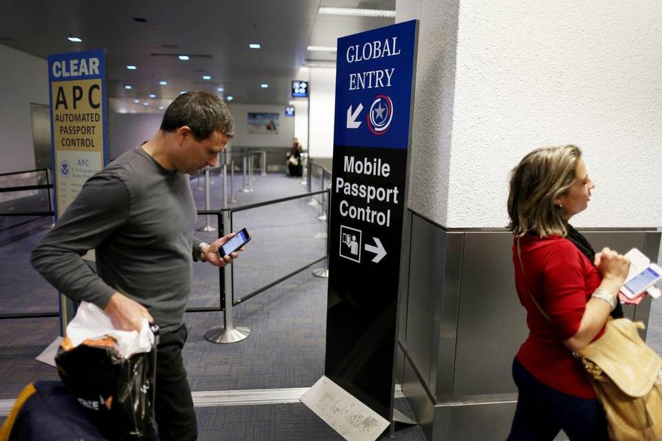Detienen y devuelven a cubanos con visa en el aeropuerto de Miami