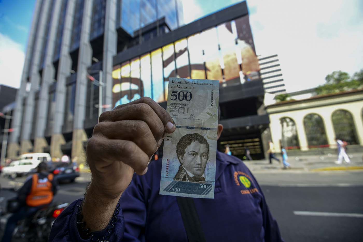 Venezolanos se mostraron incrédulos por nuevos billetes y enfrentaron primeras dificultades