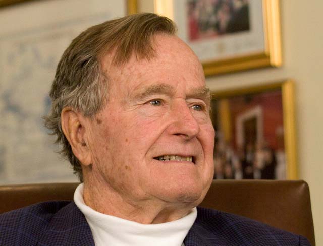 George H. W. Bush  llama fanfarrón a Trump y confirma que votó por Clinton