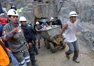 Al menos siete mineros permanecen atrapados desde el lunes en una mina de Perú