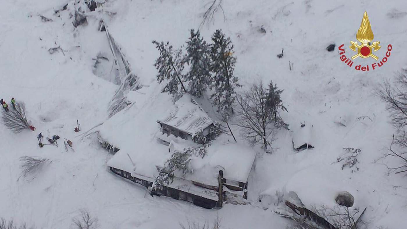 Al menos 30 muertos en hotel por una avalancha tras terremotos en Italia (fotos)