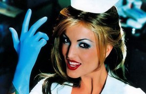 Mira como está hoy la sexy “enfermera” de Blink 182 (Fotos)