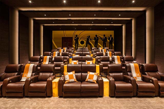 La sala de cine, con detalles exclusivos y una referencia a James Bond (BAM Luxury Development)