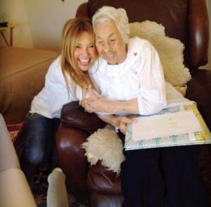 “Hipócrita” esta es la foto de felicitación a la abuelita de Thalía que desató polémica (Foto+ comentarios)