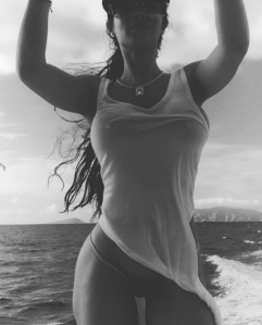 ¡Alerta hot! En tanga y con una blusa transparente Diosa Canales baila Reggaeton (Video)
