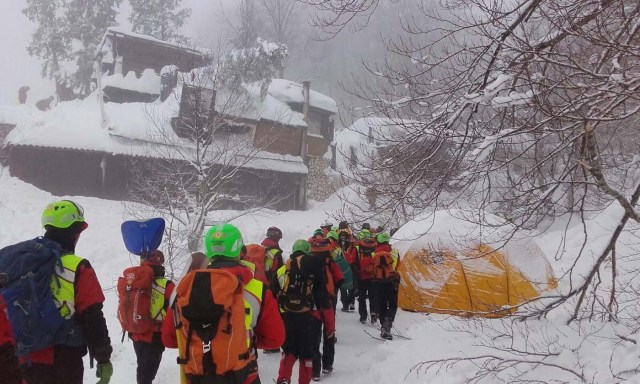 Farindola (Italy), 22/01/2017.- A handout photo made available by the Italian Mountain Rescue Service 'Soccorso Alpino' shows Soccorso Alpino volunteers and rescuers at work in the area of the hotel Rigopiano in Farindola, Abruzzo region, Italy, 22 January 2017. Four days after the 18 January huge avalanche that swept away the hotel Rigopiano, search crews are intensifying their round-the-clock operation, fighting against the clock and deteriorating weather conditions including fresh snowfall and freezing temperatures. Five people were killed in the disaster, 11 survived, while 23 are still missing. (Terremoto/sismo, Italia) EFE/EPA/SOCCORSO ALPINO HANDOUT HANDOUT EDITORIAL USE ONLY/NO SALES