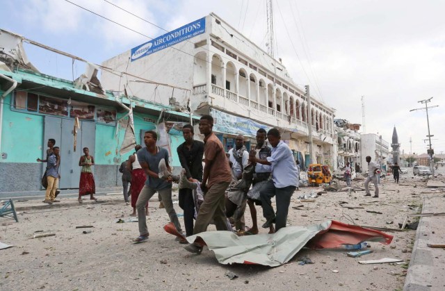 ATTENTION EDITORS - VISUALS COVERAGE OF SCENES OF DEATH OR INJURY - Rescuers carry an unidentified injured man from the scene of an explosion in front of Dayah hotel in Somalia's capital Mogadishu, January 25, 2017. REUTERS/Feisal Omar