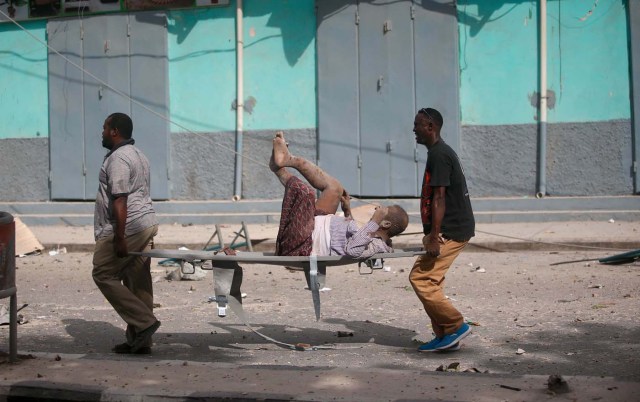ATTENTION EDITORS - VISUALS COVERAGE OF SCENES OF DEATH OR INJURY - Somali government soldiers carry their colleague from the scene of an explosion in front of Dayah hotel in Somalia's capital Mogadishu, January 25, 2017. REUTERS/Feisal Omar