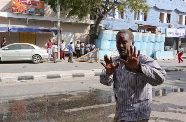 ATTENTION EDITORS - VISUALS COVERAGE OF SCENES OF DEATH OR INJURY - An unidentified injured man reacts as he walks from the scene of an explosion in front of Dayah hotel in Somalia's capital Mogadishu, January 25, 2017. REUTERS/Feisal Omar
