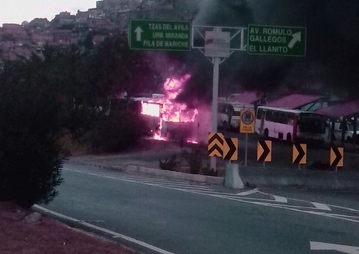 Se incendió autobús frente al CDI de Petare (fotos)