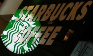 ¡No les sirvió el curso! Starbucks otra vez bajo polémica en EEUU por discriminación