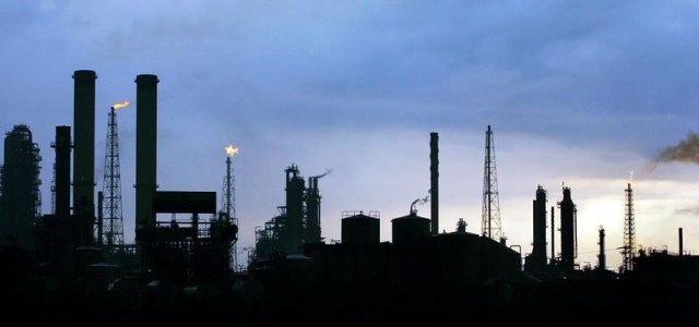 La foto de archivo muestra una vista de la refinería Amuay, en Venezuela. El Centro de Refinación Paraguaná (CRP), el más grande de Venezuela, operaba el fin de semana a un 42 por ciento de su capacidad de 955.000 barriles por día (bpd), informó un líder sindical, citando un documento interno de la estatal Petróleos de Venezuela (PDVSA). REUTERS/Jorge Silva
