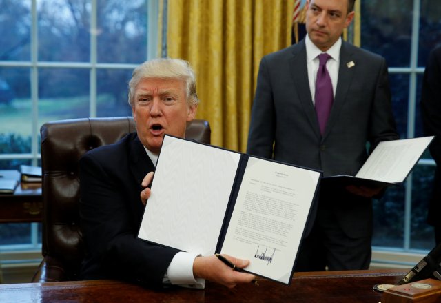 El presidente de Estados Unidos, Donald Turmp, muestra el decreto firmado en la Casa Blanca, Washington. 23 de enero 2017.El presidente Donald Trump firmó el lunes un decreto para retirar a Estados Unidos del Acuerdo Estratégico Transpacífico de Asociación Económica (TPP), cumpliendo con una de sus promesas de campaña.  REUTERS/Kevin Lamarque