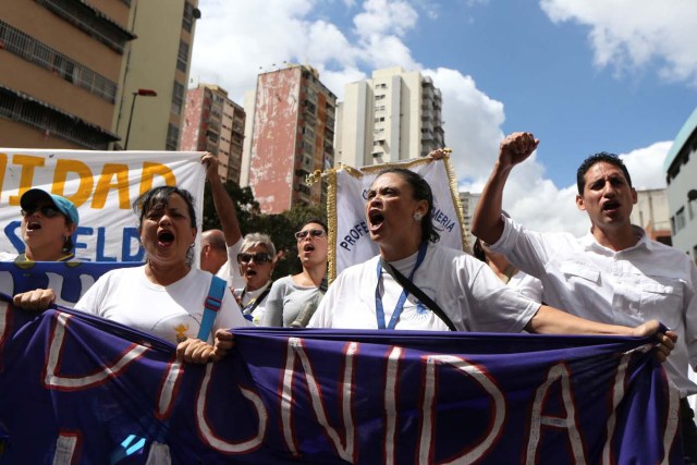 Workers of the health sector and opposition supporters take part in a rally due to the shortages of basic medical supplies and against Venezuelan President Nicolas Maduro's government in Caracas, Venezuela February 7, 2017. REUTERS/Carlos Garcia Rawlins